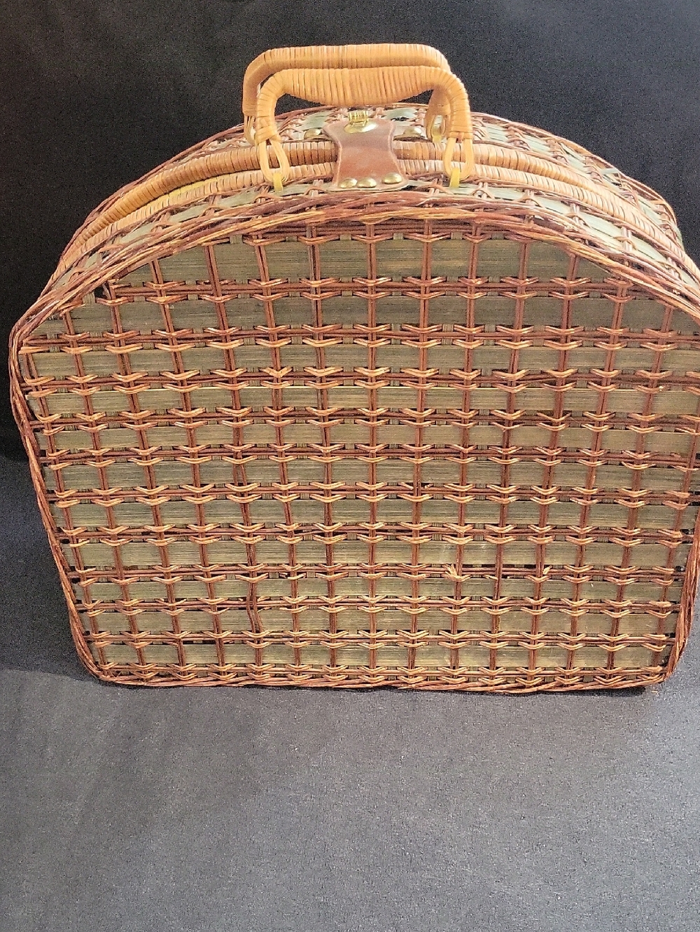 Vintage Green Wicker Picnic Basket Case - Picture 3 of 9